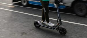 Τέλος τα ηλεκτρικά πατίνια από ανήλικους στους δρόμους – Έρχονται αυστηρές απαγορεύσεις