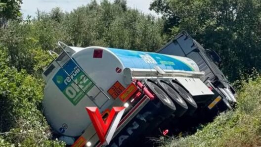 Ηλεία: Aνατροπή βυτιοφόρου με διαρροή καυσίμου ΦΩΤΟ 38 Ηλεία: Aνατροπή βυτιοφόρου με διαρροή καυσίμου ΦΩΤΟ