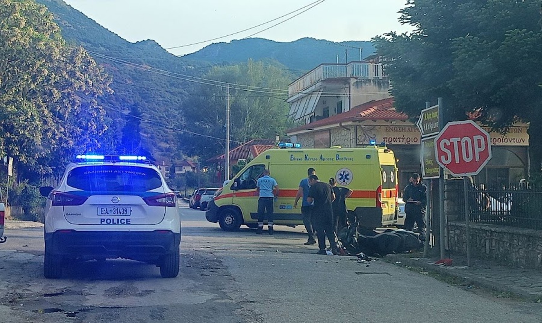 Καλάβρυτα: Σοβαρό τροχαίο με μοτοσικλετιστή που προσέκρουσε σε αγροτικό