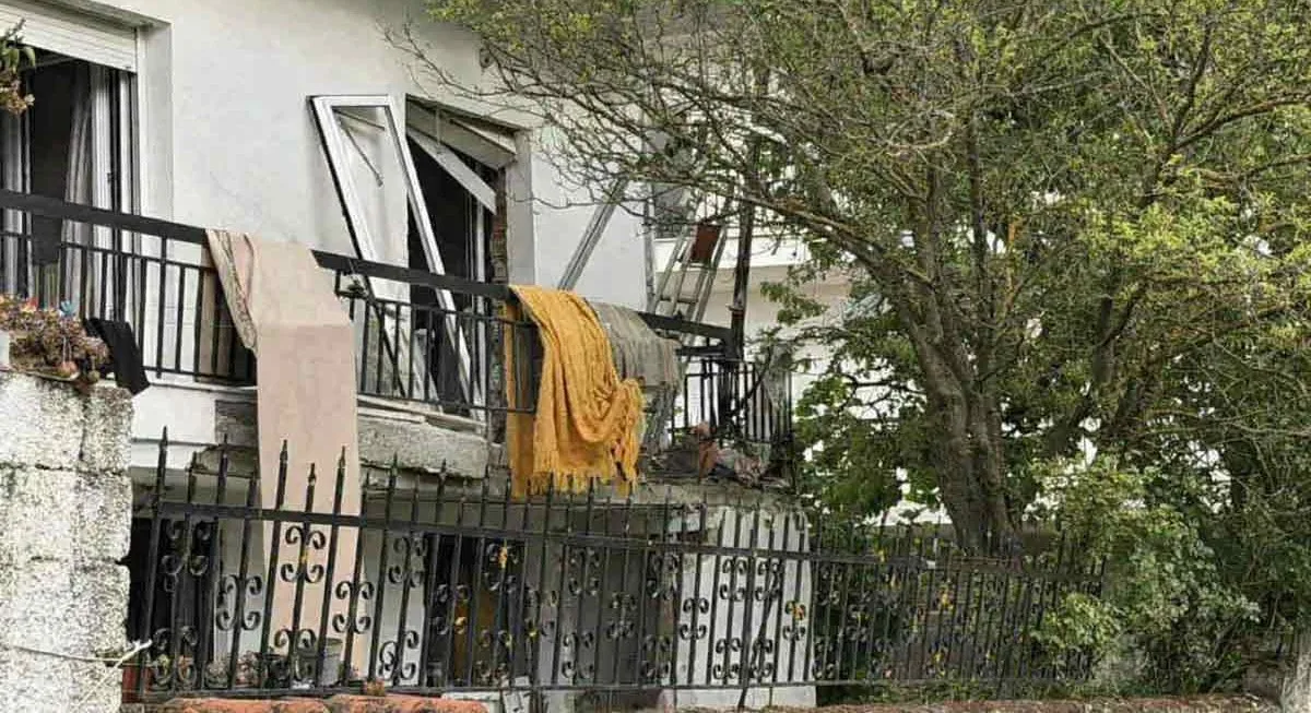 Καστοριά: 15χρονος τραυματίστηκε από έκρηξη- Ισοπεδώθηκε δωμάτιο 4 Καστοριά: 15χρονος τραυματίστηκε από έκρηξη- Ισοπεδώθηκε δωμάτιο