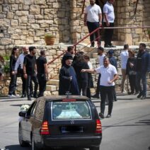Φονικό στην Κρήτη: Ένταση στην κηδεία του 21χρονου - Συγγενείς κατά Αστυνομικών ΦΩΤΟ - ΒΙΝΤΕΟ