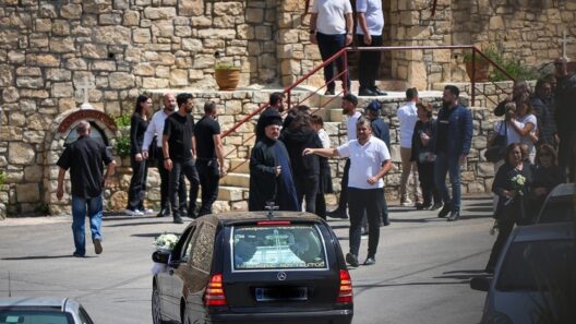 Φονικό στην Κρήτη: Ένταση στην κηδεία του 21χρονου - Συγγενείς κατά Αστυνομικών ΦΩΤΟ - ΒΙΝΤΕΟ