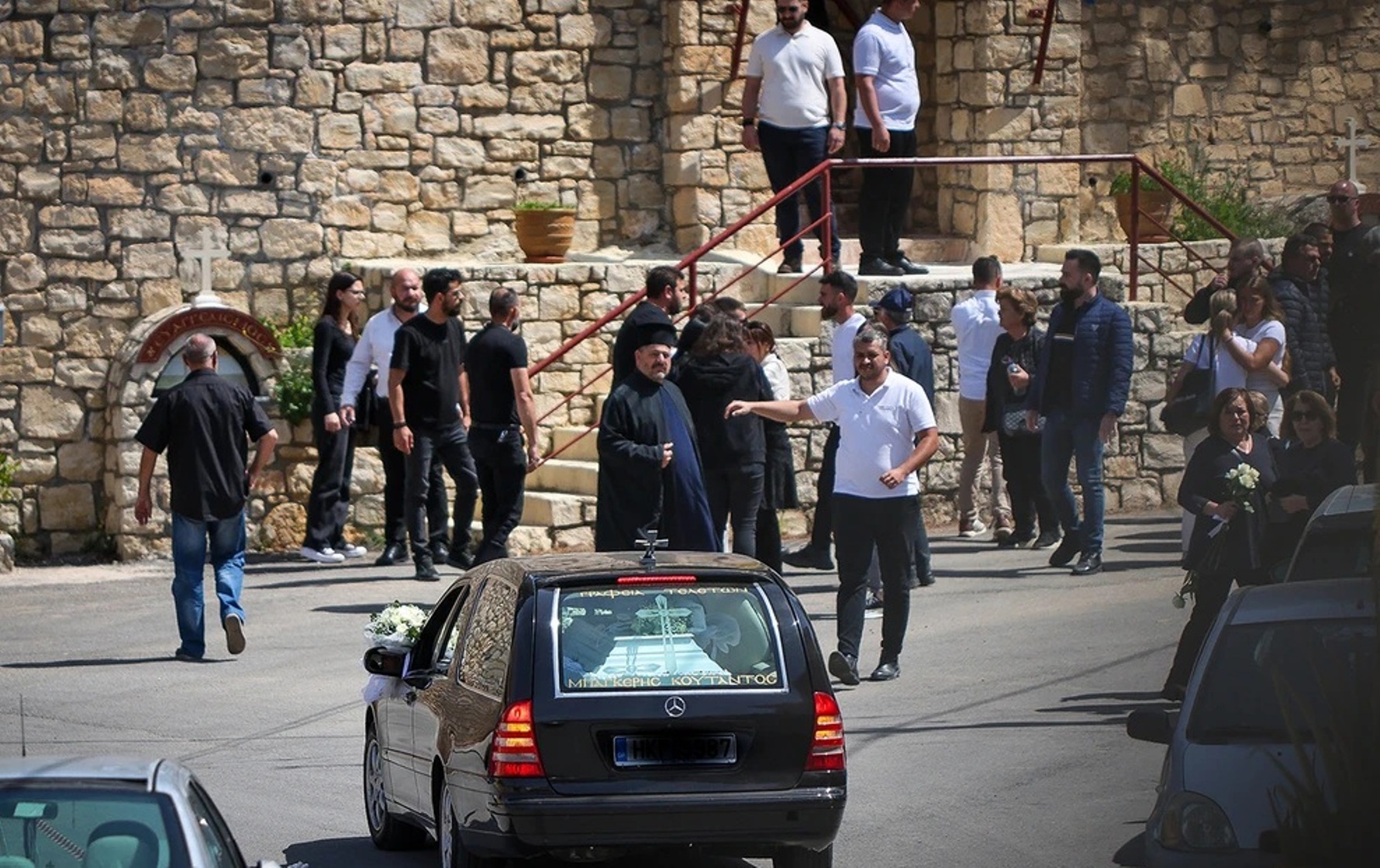 Φονικό στην Κρήτη: Ένταση στην κηδεία του 21χρονου - Συγγενείς κατά Αστυνομικών ΦΩΤΟ - ΒΙΝΤΕΟ 4 Φονικό στην Κρήτη: Ένταση στην κηδεία του 21χρονου - Συγγενείς κατά Αστυνομικών ΦΩΤΟ - ΒΙΝΤΕΟ