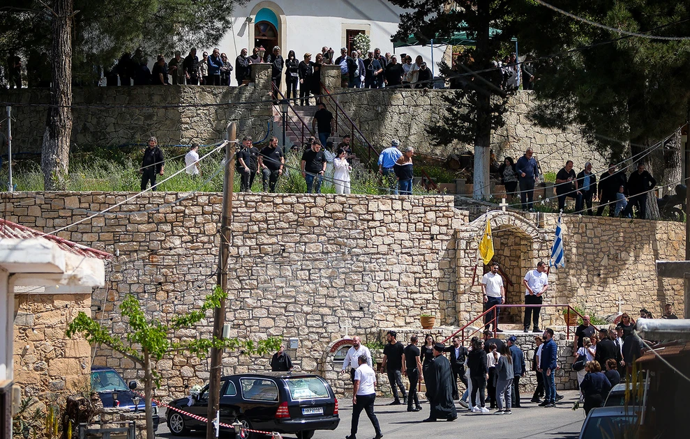Φονικό στην Κρήτη: Ένταση στην κηδεία του 21χρονου - Συγγενείς κατά Αστυνομικών ΦΩΤΟ - ΒΙΝΤΕΟ 31 Φονικό στην Κρήτη: Ένταση στην κηδεία του 21χρονου - Συγγενείς κατά Αστυνομικών ΦΩΤΟ - ΒΙΝΤΕΟ