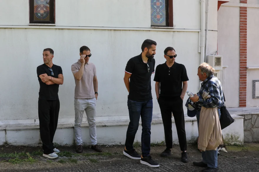 Άντζας: Συγκίνηση στην κηδεία του από συγγενείς, φίλους και πρώην συμπαίκτες ΦΩΤΟ 31 Άντζας: Συγκίνηση στην κηδεία του από συγγενείς, φίλους και πρώην συμπαίκτες ΦΩΤΟ