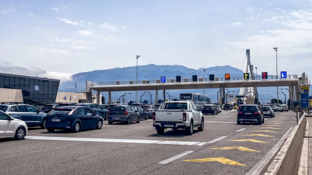 Αθηνών-Πατρών: Κορυφώνεται η έξοδος των εκδρομέων για το τριήμερο - Μεγάλη η κίνηση και στην Γέφυρα ΦΩΤΟ