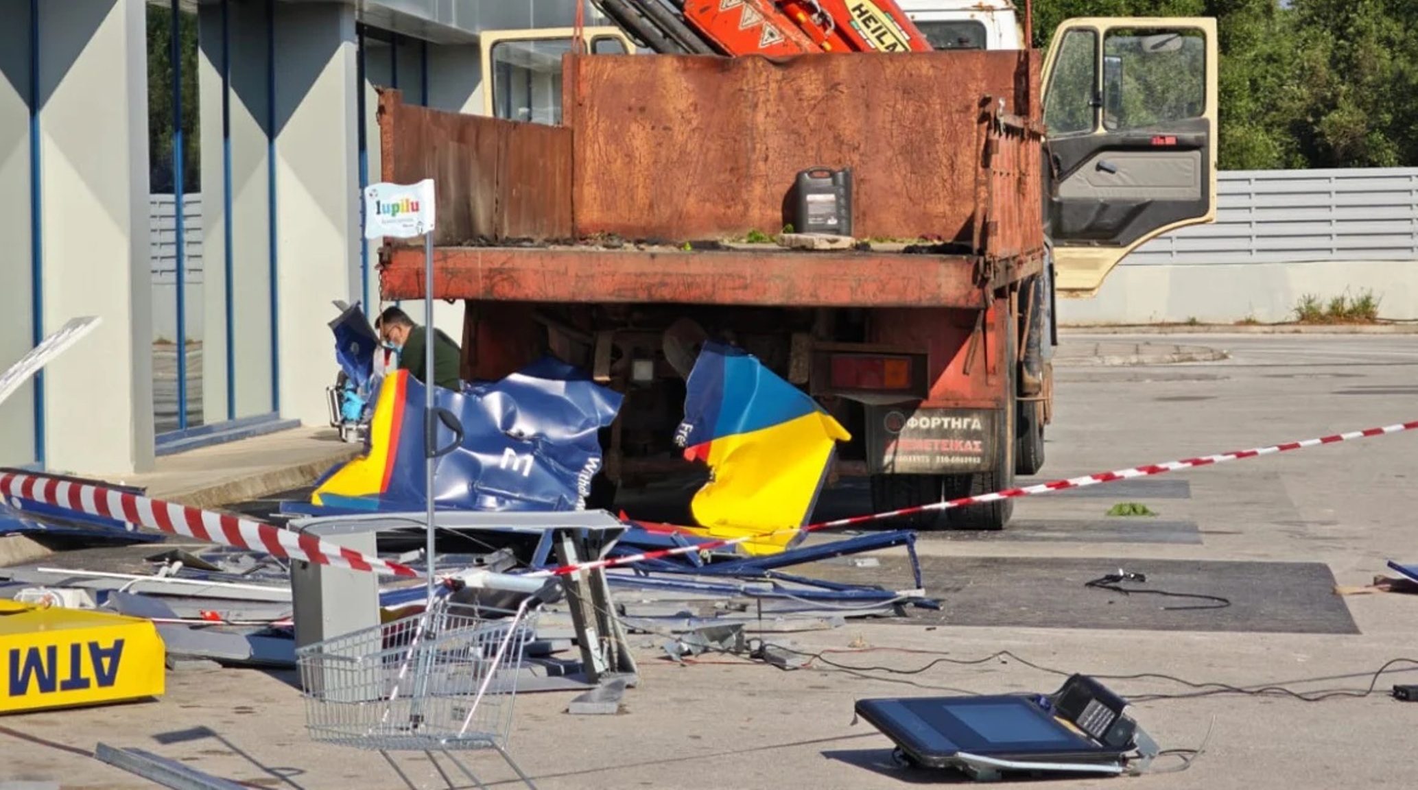 Πόρτο Ράφτη: Διέλυσαν ΑΤΜ με φορτηγό και έφυγαν με τα χρήματα ΦΩΤΟ
