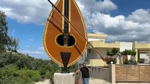 Κρήτη: Λύρα διεκδικεί μια θέση στα βραβεία Γκίνες - Πόσο ύψος έχει 36 Κρήτη: Λύρα διεκδικεί μια θέση στα βραβεία Γκίνες - Πόσο ύψος έχει