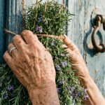 Δεντρολίβανο στην πόρτα: Το ξεχασμένο κόλπο του Μαΐου που επιστρέφει