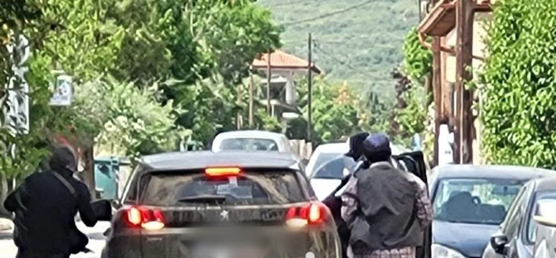 Τιθορέα – Ενοπλη ληστεία σε τράπεζα: Οι δράστες έφυγαν «σκορπίζοντας» λεία 200.000 ευρώ ΦΩΤΟ
