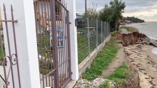Καμίνια Πατρών: Ούτε να περπατήσουν οι λουόμενοι - Η θάλασσα «κατάπιε» την παραλία ΦΩΤΟ