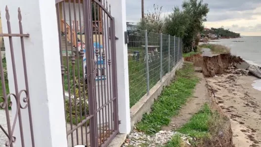 Καμίνια Πατρών: Ούτε να περπατήσουν οι λουόμενοι - Η θάλασσα «κατάπιε» την παραλία ΦΩΤΟ