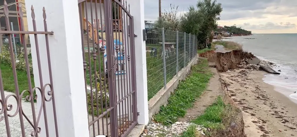 Καμίνια Πατρών: Ούτε να περπατήσουν οι λουόμενοι - Η θάλασσα «κατάπιε» την παραλία ΦΩΤΟ