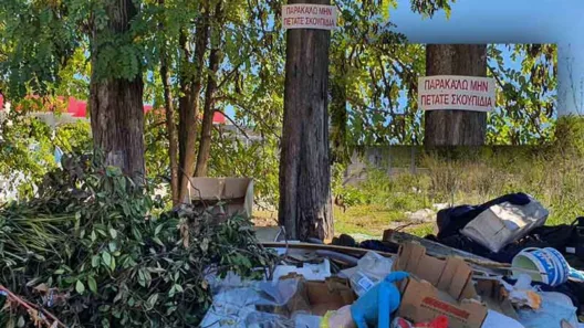 Πάτρα: Απελπιστική η κατάσταση με τα σκουπίδια - Εφτασαν μέχρι τα μπαλκόνια σπιτιών ΦΩΤΟ