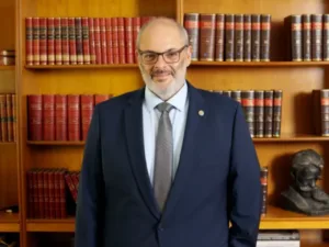 ΑΠΘ: Επίθεση φοιτητών στον Αντιπρύτανη Ιάκωβο Μιχαηλίδη