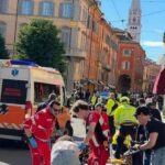 ΣΚΛΗΡΕΣ ΕΙΚΟΝΕΣ η στιγμή που αυτοκίνητο «πέφτει» σε πεζούς στην Μόντενα ΒΙΝΤΕΟ