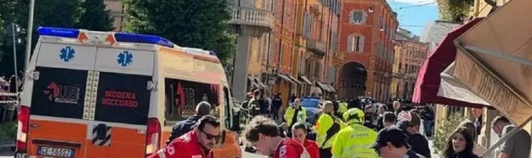 ΣΚΛΗΡΕΣ ΕΙΚΟΝΕΣ η στιγμή που αυτοκίνητο «πέφτει» σε πεζούς στην Μόντενα ΒΙΝΤΕΟ