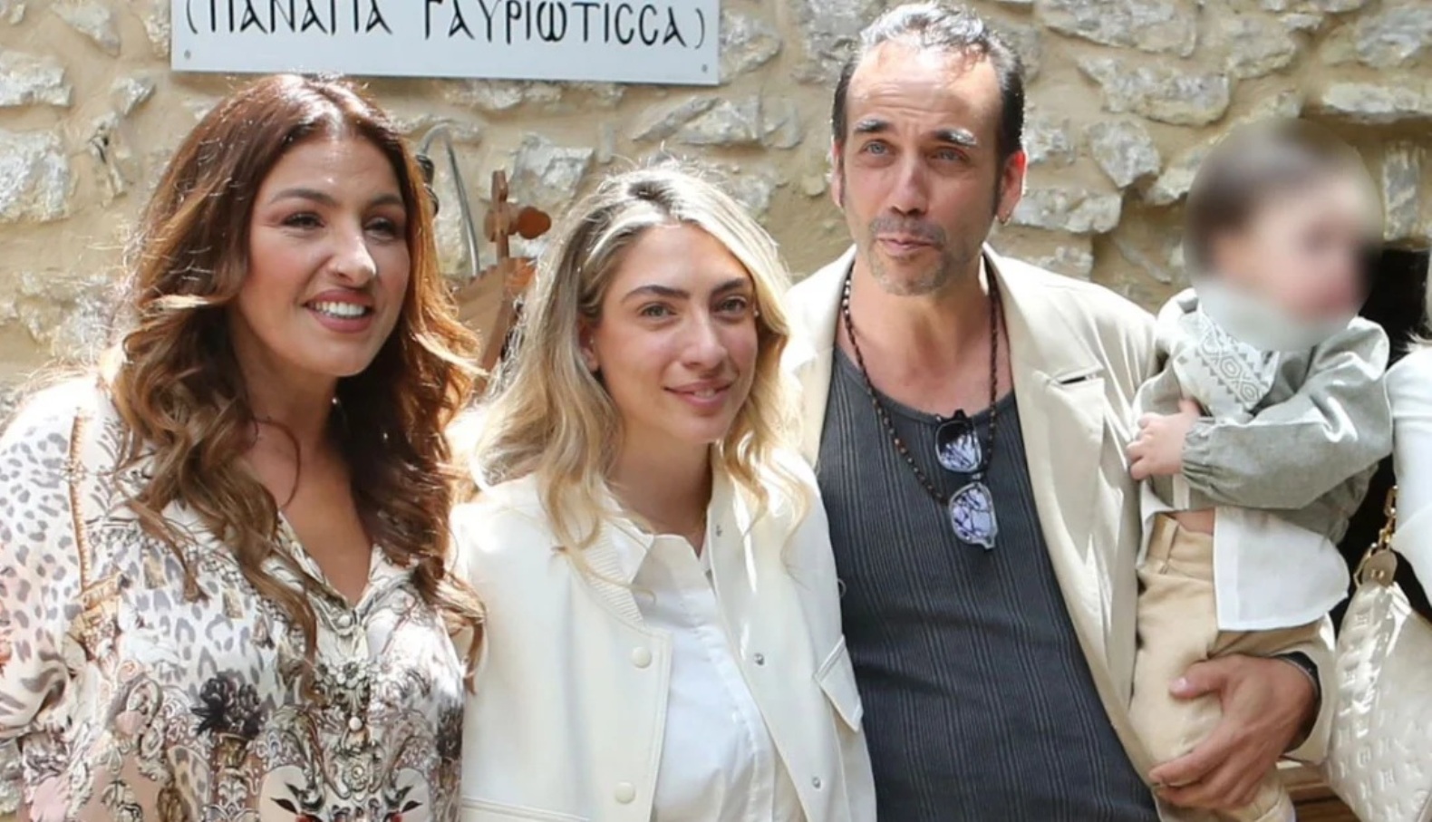 Η βάπτιση του γιου του Πάνου Μουζουράκη – Νονά η Ελενα Παπαρίζου ΦΩΤΟ