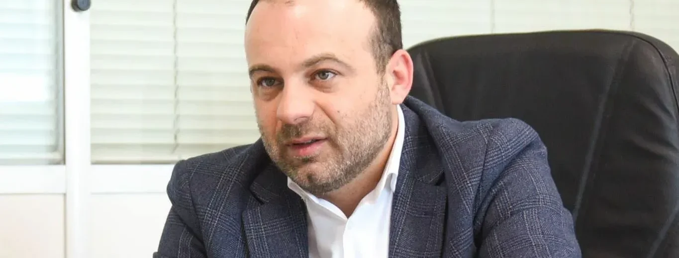 «Όταν η κοινωνία ζητά ανανέωση, αλλά το παλιό παραμένει πάντα παρόν»