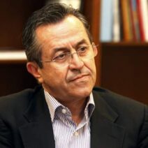 «Η σιωπή του Καραμανλή και το τέλος της μεταλλαγμένης ΝΔ»