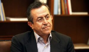 «Η σιωπή του Καραμανλή και το τέλος της μεταλλαγμένης ΝΔ»