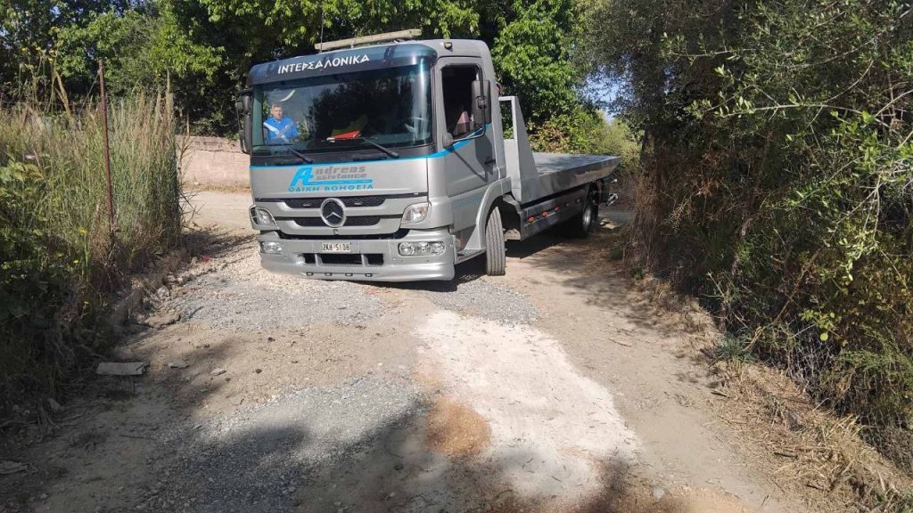 Οβρυά: Αυτοκίνητο «κόλλησε» σε καθίζηση δρόμου ΦΩΤΟ 29 Οβρυά: Αυτοκίνητο «κόλλησε» σε καθίζηση δρόμου ΦΩΤΟ