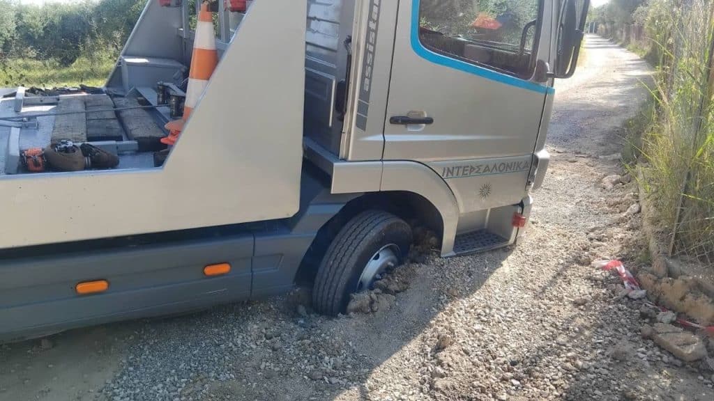 Οβρυά: Αυτοκίνητο «κόλλησε» σε καθίζηση δρόμου ΦΩΤΟ 30 Οβρυά: Αυτοκίνητο «κόλλησε» σε καθίζηση δρόμου ΦΩΤΟ