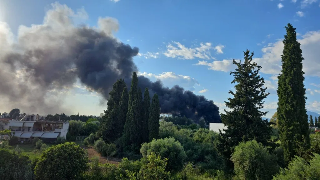 Πάτρα: Πυρκαγιά στις εγκαταστάσεις του πρώην εργοστασίου Pirelli - Καίγονται λάστιχα ΦΩΤΟ - ΒΙΝΤΕΟ