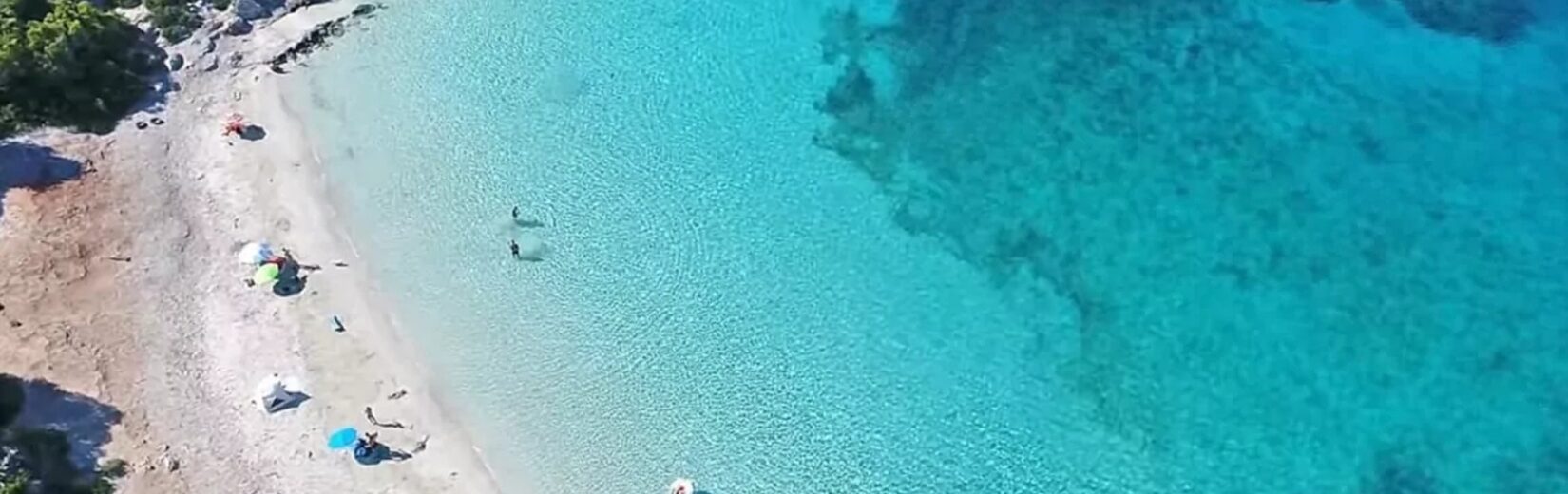 Το άγνωστο νησί των 7 κατοίκων στην Πελοπόννησο με την παραλία-Καραϊβική!