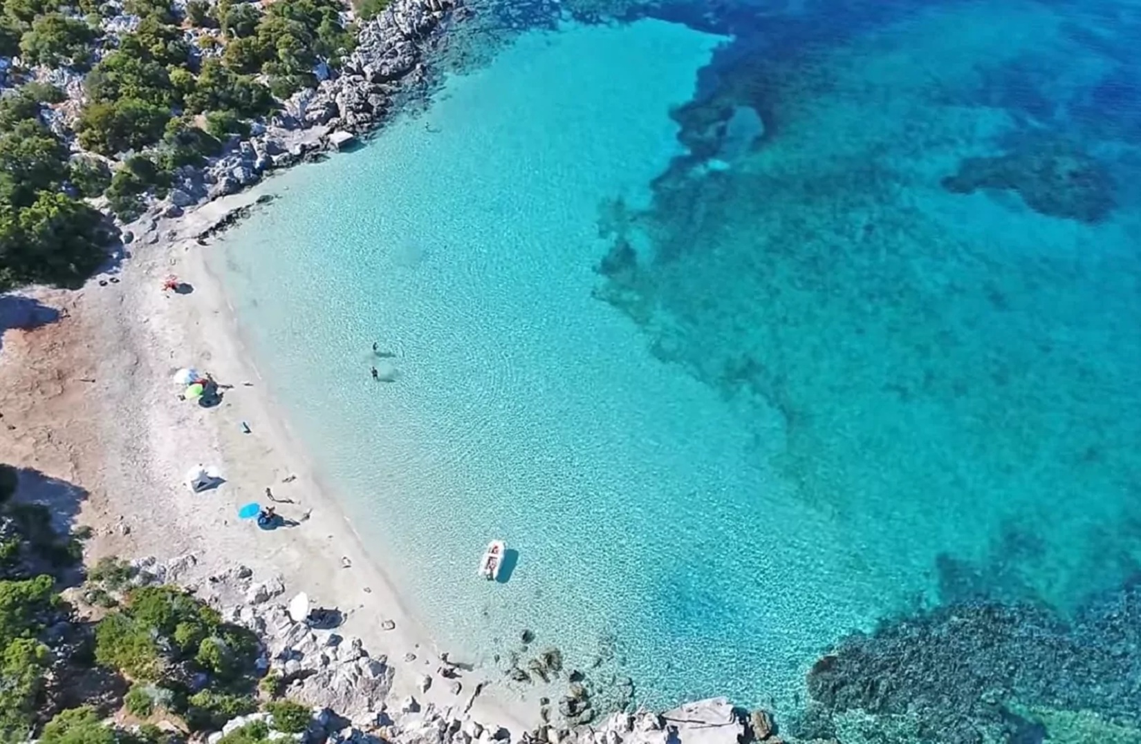 Το άγνωστο νησί των 7 κατοίκων στην Πελοπόννησο με την παραλία-Καραϊβική!