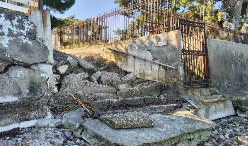 Καμίνια Πατρών: Ούτε να περπατήσουν οι λουόμενοι - Η θάλασσα «κατάπιε» την παραλία ΦΩΤΟ