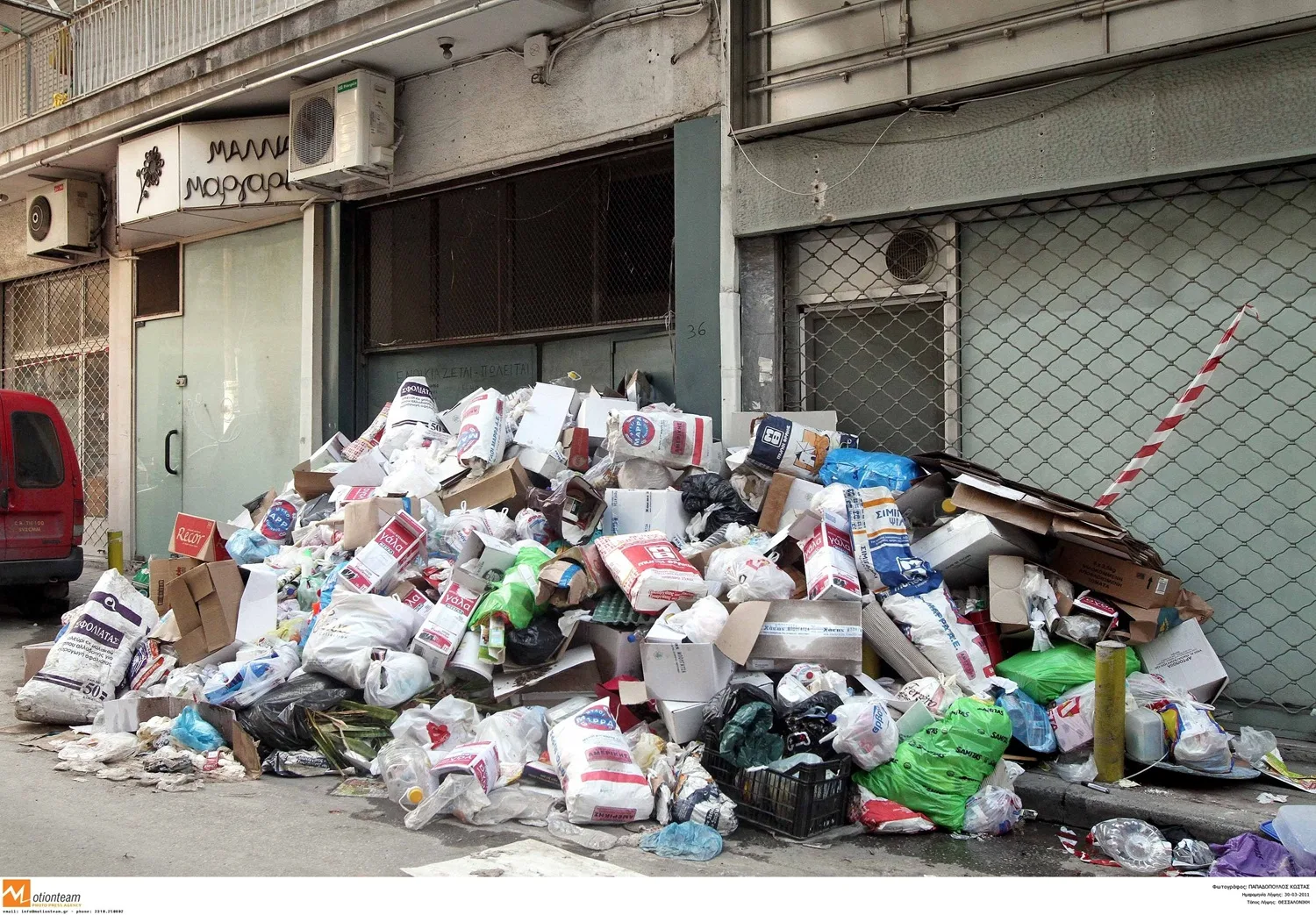 Πάτρα: Σκουπίδια κατακλύζουν το κέντρο ανήμερα της Πρωτομαγιάς ΦΩΤΟ 4 Σκουπίδια