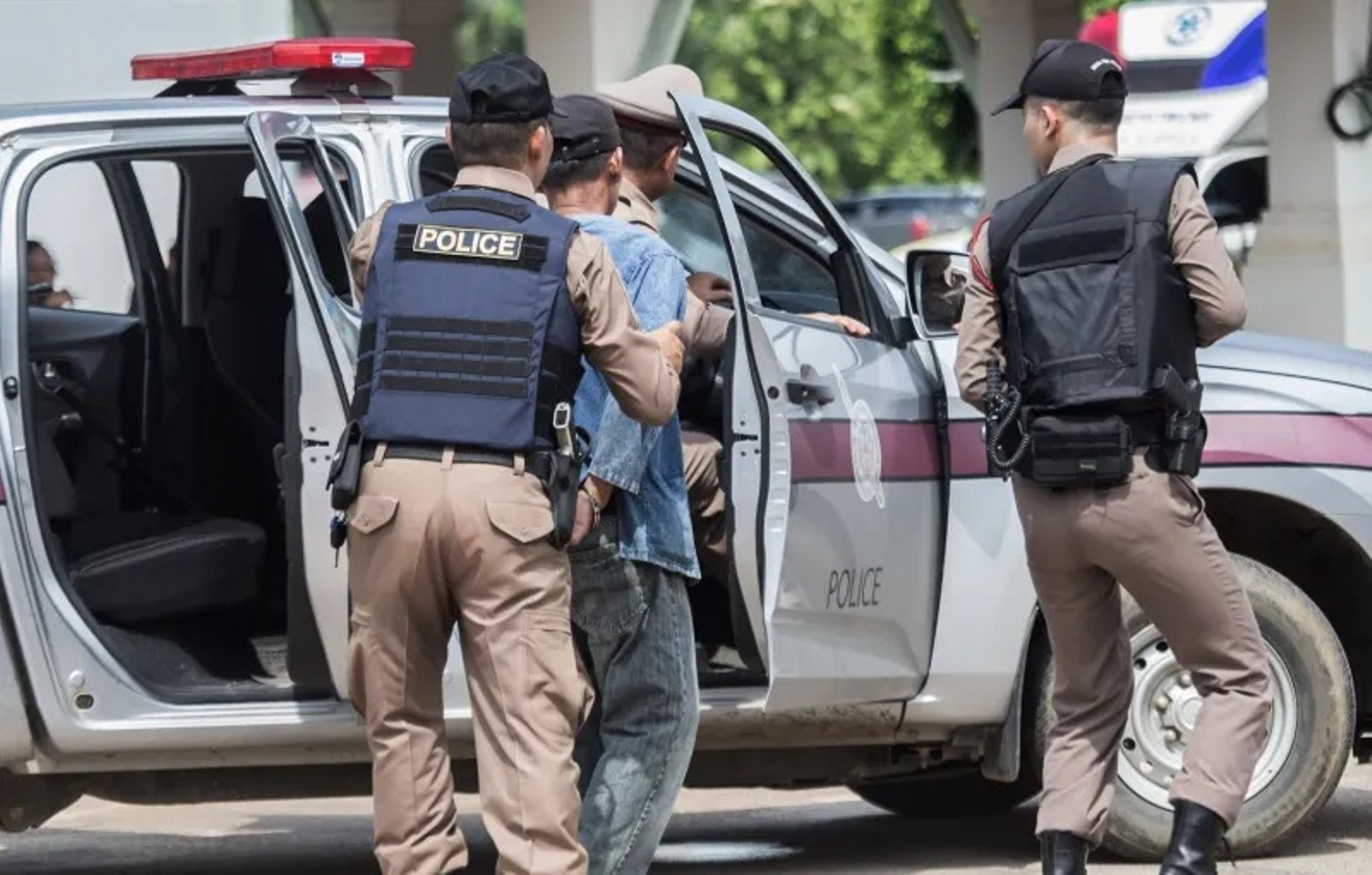 Σε ποια χώρα αστυνομικοί μεταμφιέστηκαν σε «γυναίκες» και συνέλαβαν έμπορο ναρκωτικών ΦΩΤΟ 4 Σε ποια χώρα αστυνομικοί μεταμφιέστηκαν σε «γυναίκες» και συνέλαβαν έμπορο ναρκωτικών ΦΩΤΟ