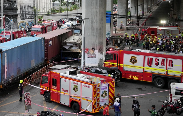 Ταϊλάνδη: Τρένο διέλυσε λεωφορείο - Πολλοί νεκροί και τραυματίες ΦΩΤΟ - ΒΙΝΤΕΟ 30 Ταϊλάνδη: Τρένο διέλυσε λεωφορείο - Πολλοί νεκροί και τραυματίες ΦΩΤΟ - ΒΙΝΤΕΟ