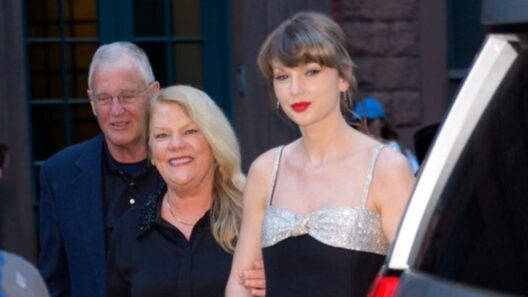 «Πολιορκία» στη Νέα Υόρκη: Η Taylor Swift με την οικογένειά της ΦΩΤΟ - ΒΙΝΤΕΟ 38 «Πολιορκία» στη Νέα Υόρκη: Η Taylor Swift με την οικογένειά της ΦΩΤΟ - ΒΙΝΤΕΟ