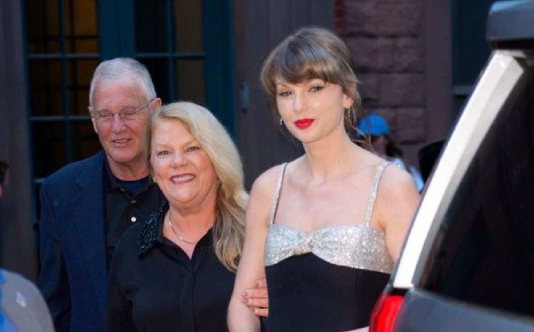 «Πολιορκία» στη Νέα Υόρκη: Η Taylor Swift με την οικογένειά της ΦΩΤΟ - ΒΙΝΤΕΟ 10 «Πολιορκία» στη Νέα Υόρκη: Η Taylor Swift με την οικογένειά της ΦΩΤΟ – ΒΙΝΤΕΟ