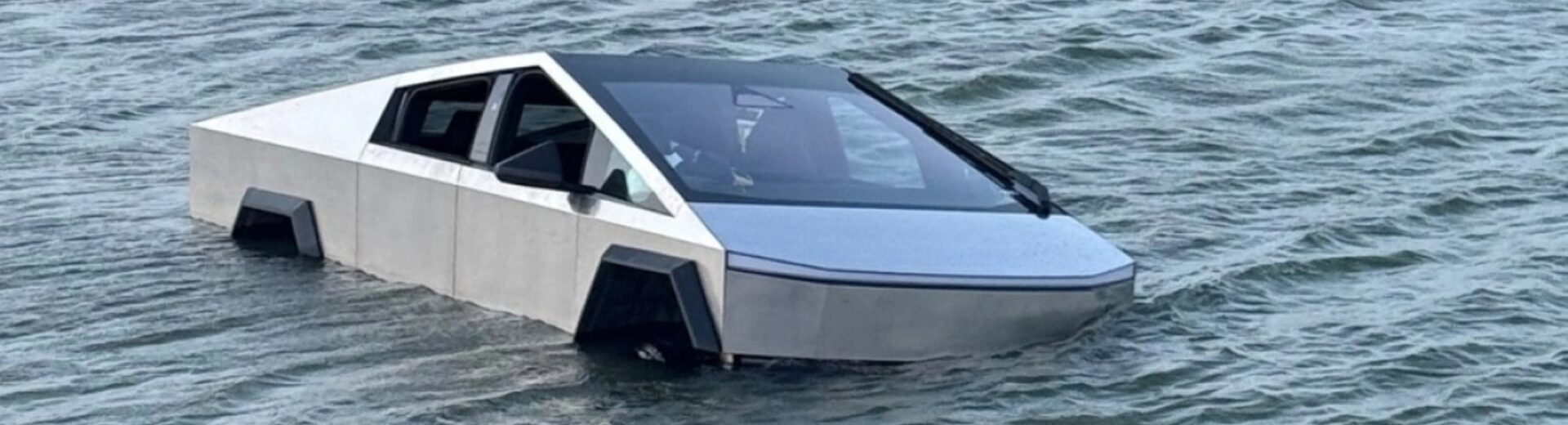 Οδηγός έριξε Tesla σε λίμνη για να το... τεστάρει! ΒΙΝΤΕΟ