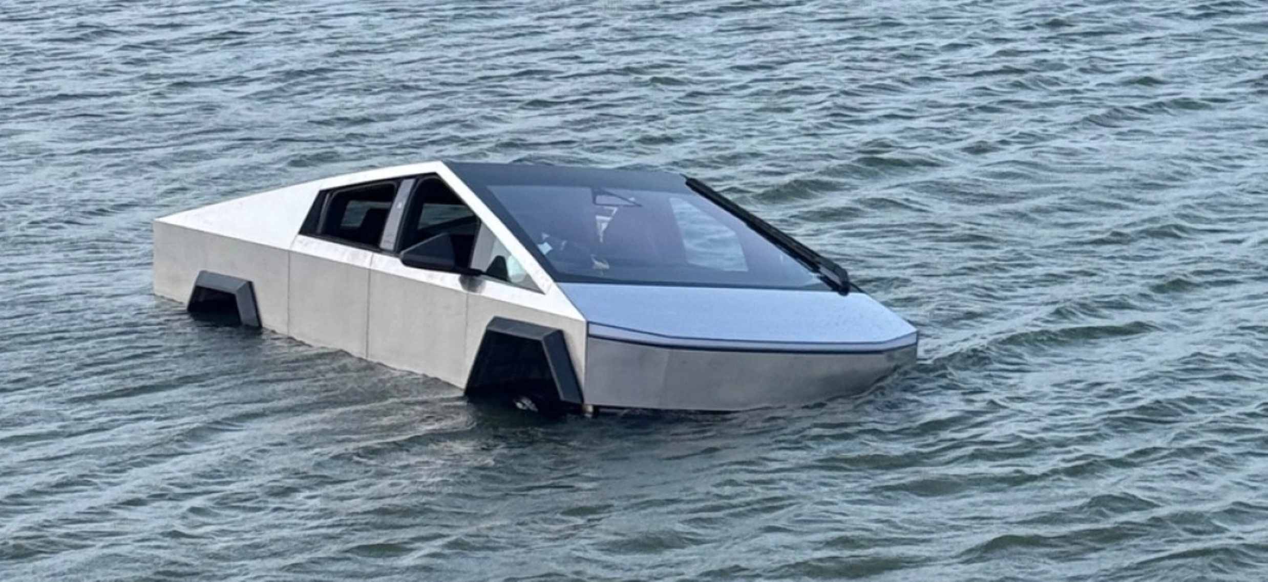 Οδηγός έριξε Tesla σε λίμνη για να το... τεστάρει! ΒΙΝΤΕΟ 4 Οδηγός έριξε Tesla σε λίμνη για να το... τεστάρει! ΒΙΝΤΕΟ