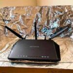 Αλουμινόχαρτο πίσω από το Wi-Fi: Το viral κόλπο που έχει επιστημονική βάση, αλλά κρύβει μια παγίδα