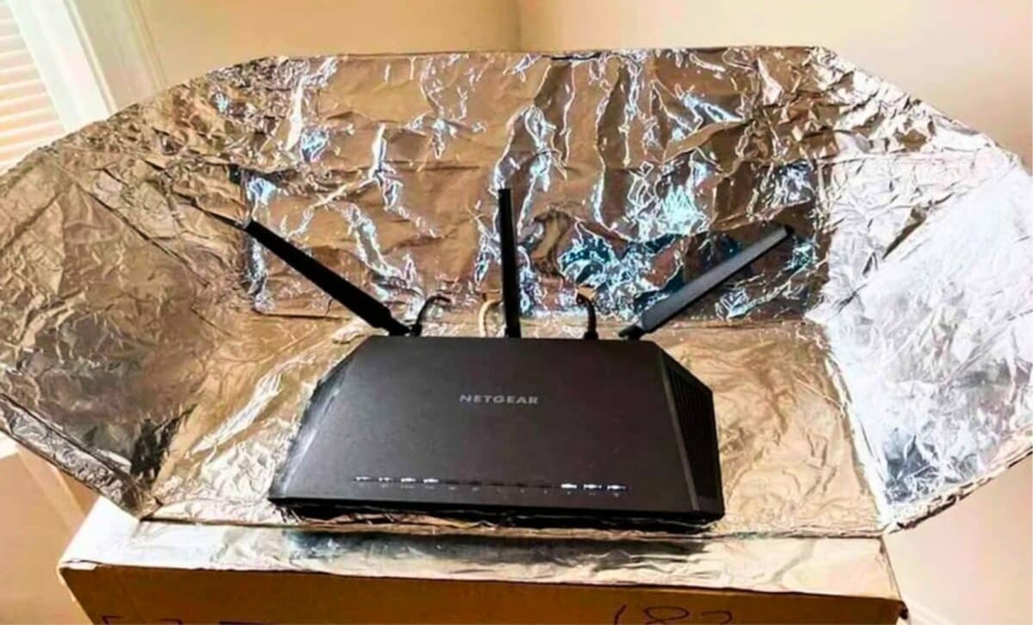 Αλουμινόχαρτο πίσω από το Wi-Fi: Το viral κόλπο που έχει επιστημονική βάση 37 Αλουμινόχαρτο πίσω από το Wi-Fi: Το viral κόλπο που έχει επιστημονική βάση
