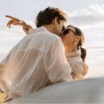 Έρευνα αποκαλύπτει τι κρατάει μια σχέση δυνατή (και δεν είναι η εξωτερική εμφάνιση)