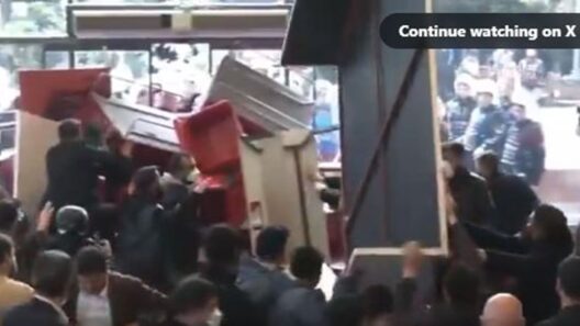 Αγκυρα: Έφοδος της αστυνομίας στα γραφεία του CHP ΒΙΝΤΕΟ 37 Αγκυρα: Έφοδος της αστυνομίας στα γραφεία του CHP ΒΙΝΤΕΟ
