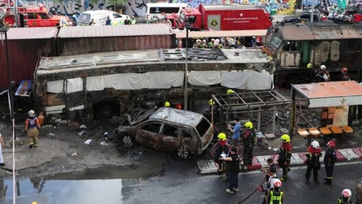 Ταϊλάνδη: Τρένο διέλυσε λεωφορείο - Πολλοί νεκροί και τραυματίες ΦΩΤΟ - ΒΙΝΤΕΟ