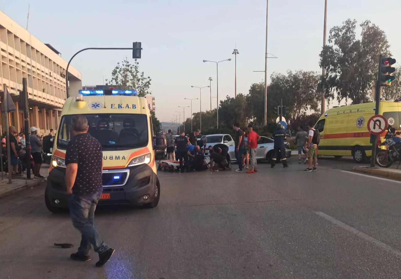 Πάτρα: Τροχαίο με διανομέα στην Ακτή Δυμαίων 4 Πάτρα: Τροχαίο με διανομέα στην Ακτή Δυμαίων