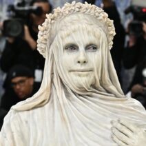 Χάιντι Κλουμ: Η εμφάνιση-οφθαλμαπάτη που «τρέλανε» το Met Gala ΦΩΤΟ - ΒΙΝΤΕΟ