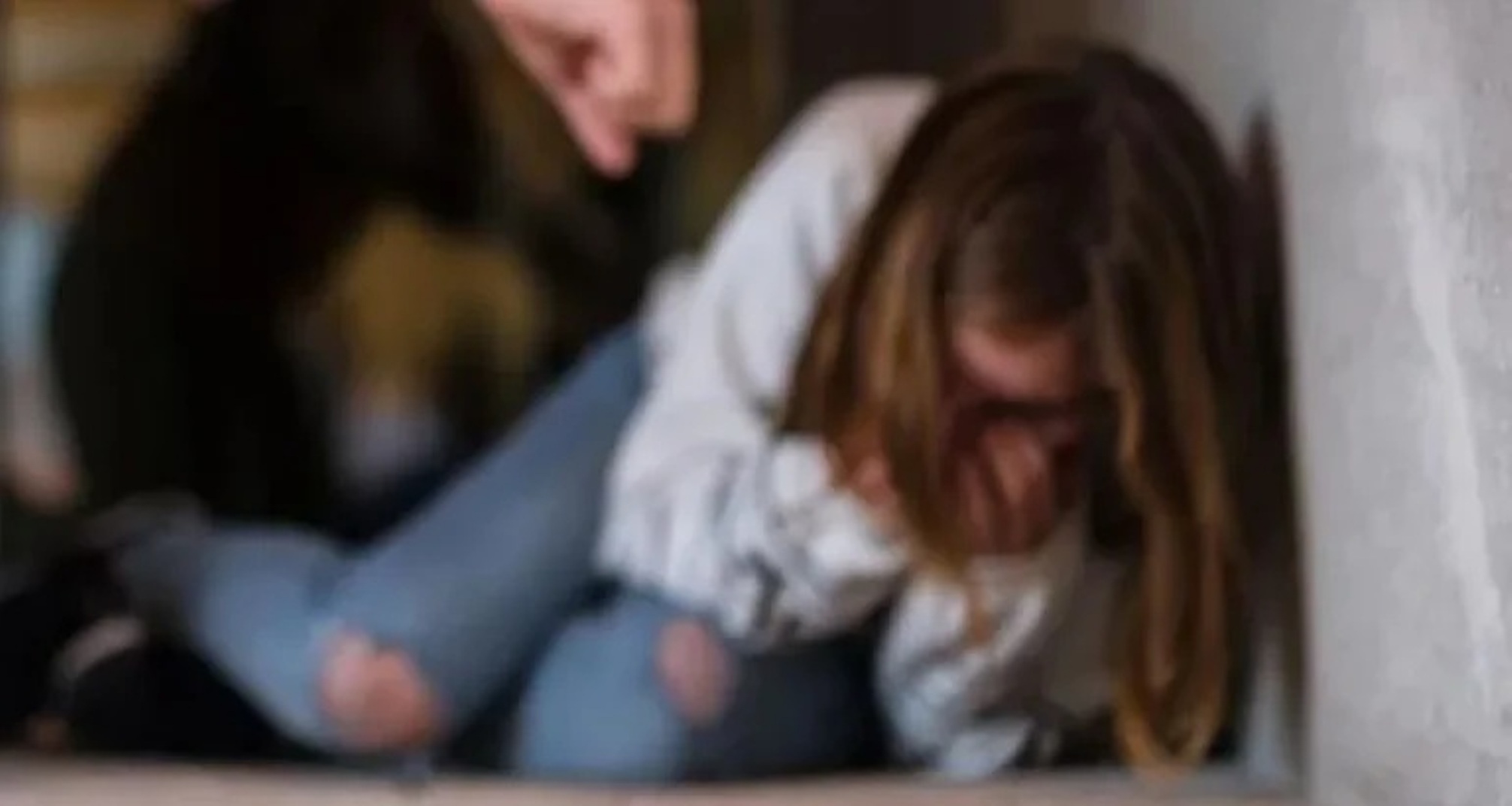 Πάτρα: Ανήλικες ξυλοκόπησαν 13χρονη συμμαθήτριά τους και το κατέγραφαν σε βίντεο 9 Πάτρα: Ανήλικες ξυλοκόπησαν 13χρονη συμμαθήτριά τους και το κατέγραφαν σε βίντεο
