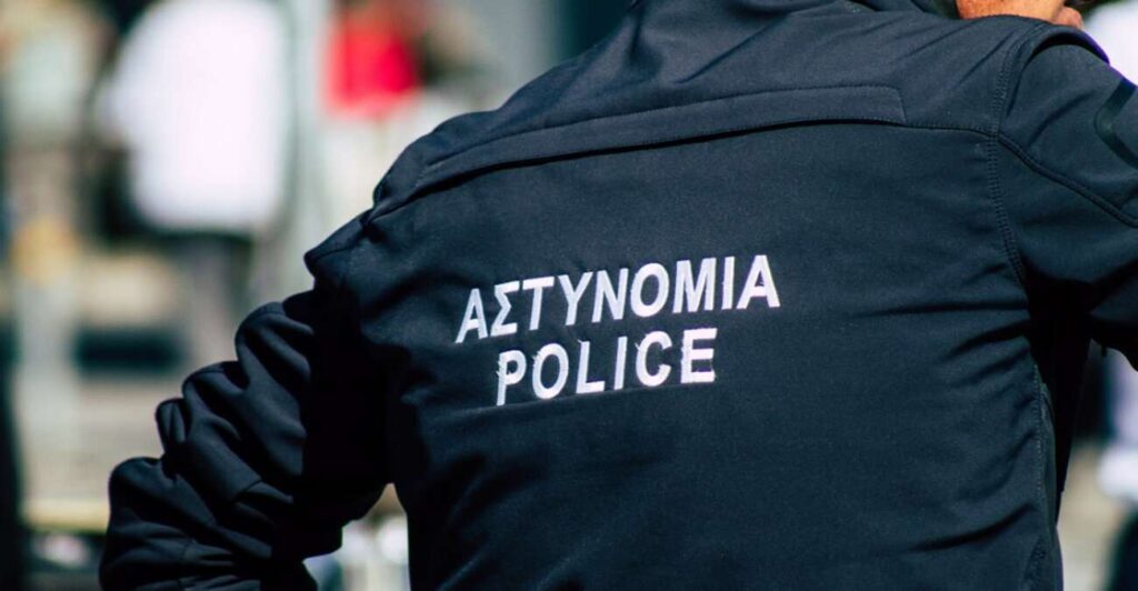 Λαμία: Διασκέδαζε πυροβολώντας λάμπες στο χωριό