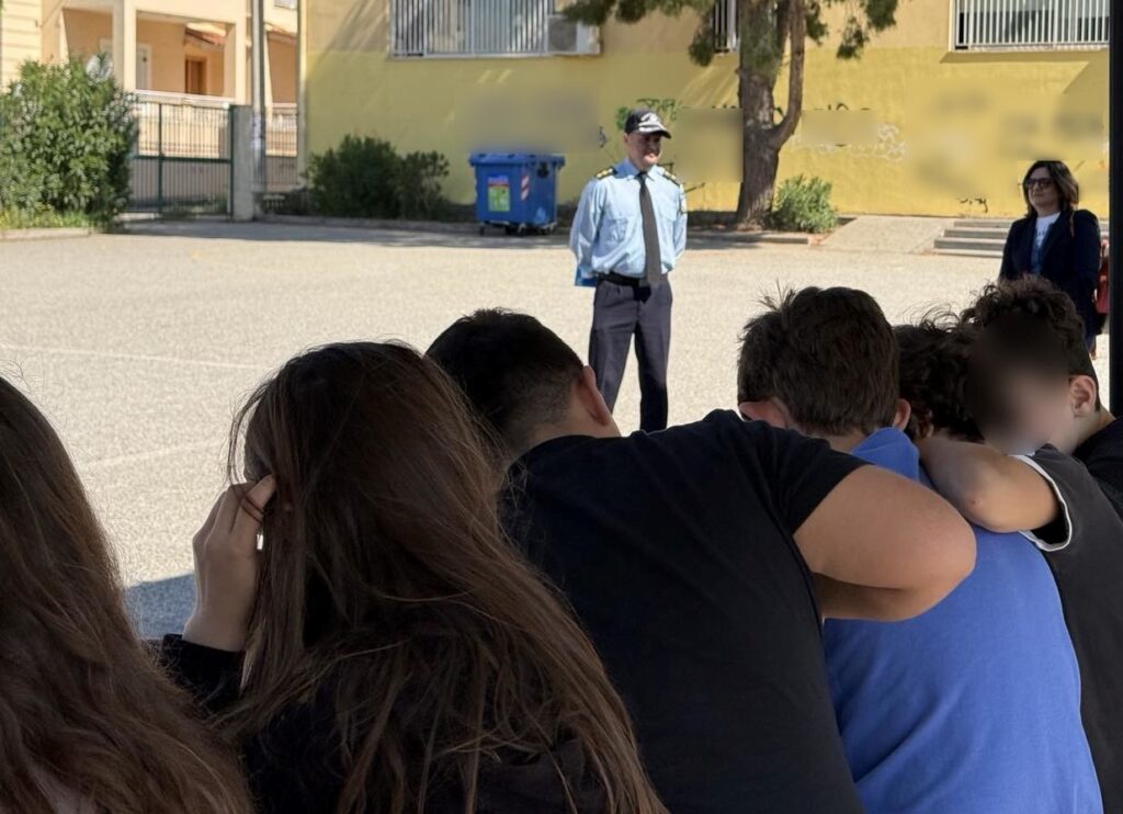 Μαθήματα οδικής ασφάλειας από την ΕΛΑΣ σε σχολεία της Αιγιάλειας ΦΩΤΟ 30 Μαθήματα οδικής ασφάλειας από την ΕΛΑΣ σε σχολεία της Αιγιάλειας ΦΩΤΟ