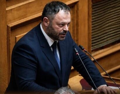 «Ξηλώνουν τον ΕΦΚΑ στην περιφέρεια και στέλνουν τους πολίτες στα μεγάλα κέντρα»