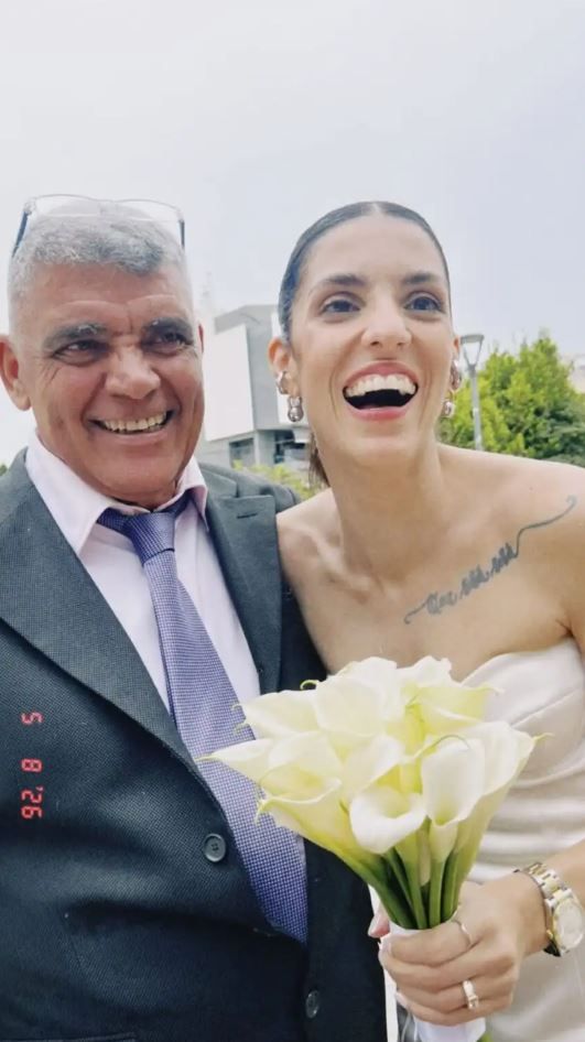 Παντρεύτηκε η Άννα Μαρία Βέλλη: Οι φωτογραφίες από τον γάμο της με τον Άκη Σβολάκη 30 Παντρεύτηκε η Άννα Μαρία Βέλλη: Οι φωτογραφίες από τον γάμο της με τον Άκη Σβολάκη